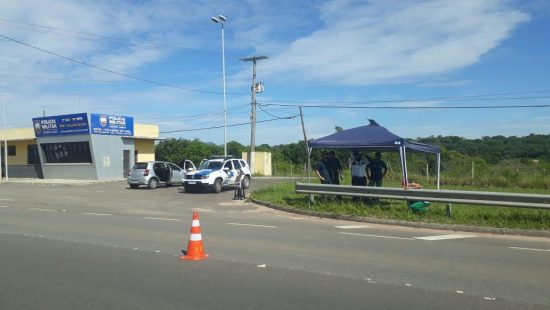 barreira1 - Polícia auxilia prefeitura no cumprimento do decreto que suspende a entrada de ônibus de turismo em Guarapari