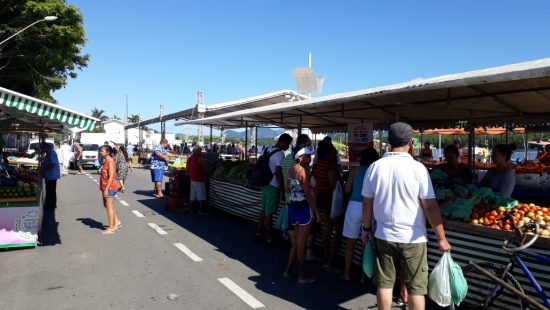 Feiras municipais seguem funcionando com produtores de Guarapari e distância entre as barracas 3 feira2