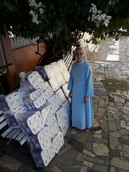 lions clube - Entidade doa mais de 400 rolos de papel higiênico ao Recanto dos Idosos em Guarapari