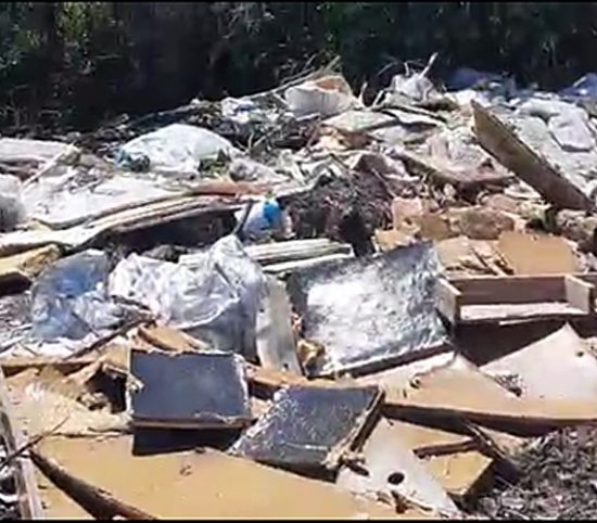 lixão2 - Associação de moradores de Meaípe denuncia lixão clandestino no bairro em Guarapari
