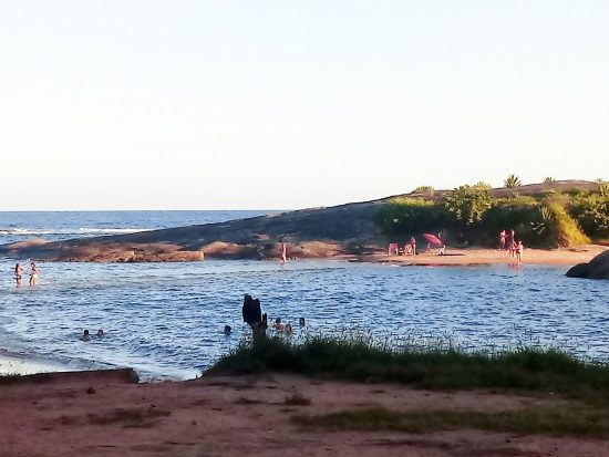 praia11 - Isolamento Social: Registros mostram banhistas em praia de Guarapari