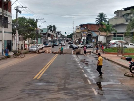 Bairro de Guarapari está sem luz desde domingo (01) 2 protestoluz