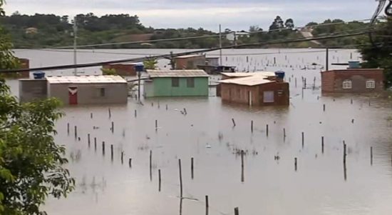 village - Dez dias após temporal, casas do bairro Village do Sol continuam debaixo d'água em Guarapari