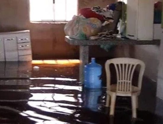 village1 - Dez dias após temporal, casas do bairro Village do Sol continuam debaixo d'água em Guarapari