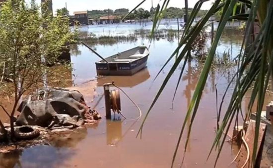village2 - Dez dias após temporal, casas do bairro Village do Sol continuam debaixo d'água em Guarapari