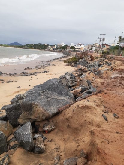 WhatsApp Image 2020 04 13 at 09.06.08 5 - Orla de Meaípe sofre com força do mar; Prefeitura de Guarapari promete concluir muro em 60 dias