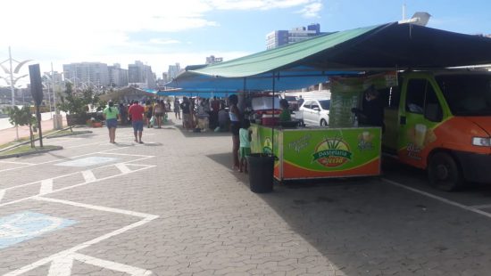 feirahoje - Coronavírus: Para não haver aglomeração, Prefeitura de Guarapari solicita retirada das cadeiras na Feira Municipal