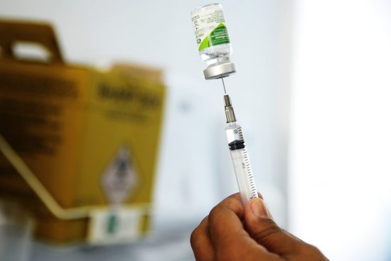 influenza1 - Idosos mantém distanciamento no retorno da vacinação em Guarapari
