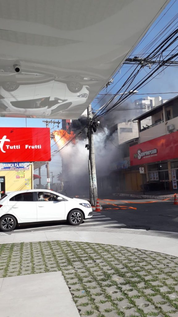 Guarapari: Transformador pega fogo em poste na Praia do Morro