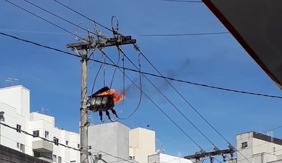 Guarapari: Transformador pega fogo em poste na Praia do Morro