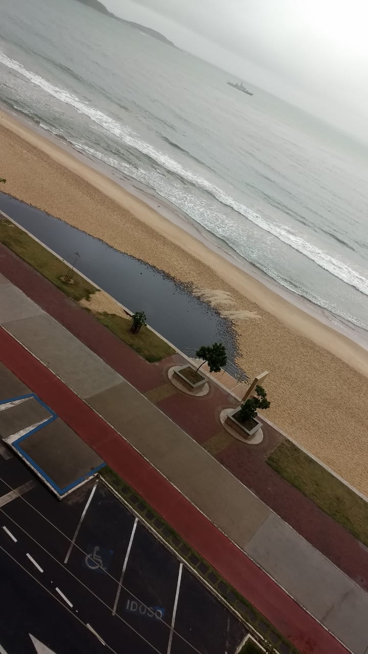 Morador registra mancha escura na areia da Praia do Morro em Guarapari