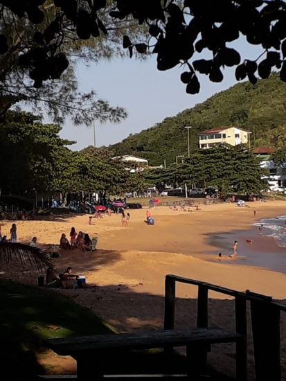Setiba - Moradores de Guarapari registram praias movimentadas e relatam preocupação