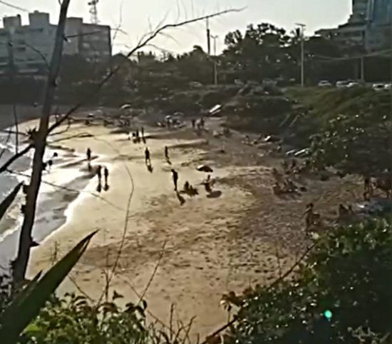 Vídeo: Associação registra fim de semana movimentado em praia da Enseada Azul, Guarapari