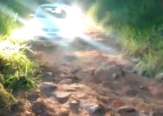 Moradora de Guarapari se queixa da situação das estradas de Alto São Miguel