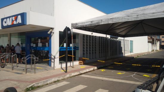 Prefeitura de Anchieta instala tenda ao lado da Caixa Econômica para evitar aglomerações 