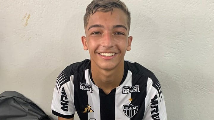 Atleta de Guarapari ganha como melhor lateral direito em eleição na internet