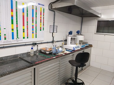 Laboratório de análise de lubrificantes da Central de Lubrificação de Ubu 2 PDL crédito divulgação - Prestadora de serviços anuncia vagas para área da Samarco em Anchieta