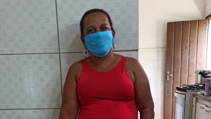 Moradora de Guarapari já produziu e doou mais de 500 máscaras para famílias carentes