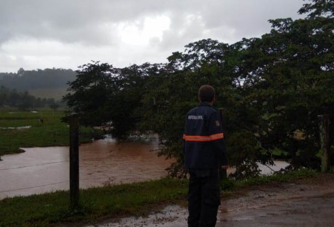 Anchieta foi cidade do ES onde mais choveu nas últimas 24h; Defesa Civil emite alerta