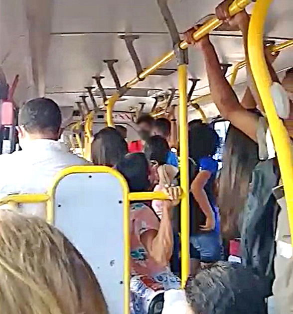 Ônibus lotado continua sendo motivo de reclamação em Guarapari