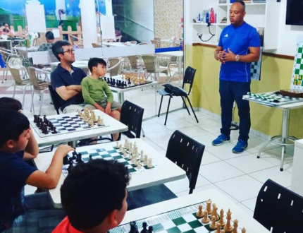 Instrutor de Guarapari promove torneio online de xadrez e alcança participantes de 5 países