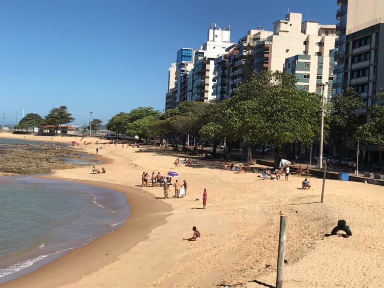 praia cheia - Coronavírus: Registro mostra praia com banhistas no final de semana em Guarapari