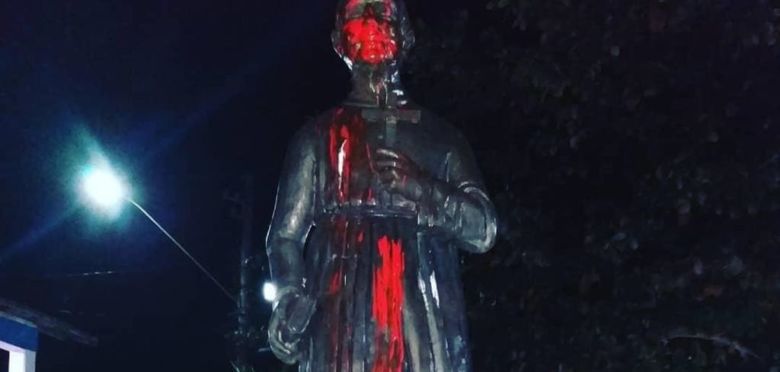 Estátua de São José de Anchieta é alvo de vandalismo no Litoral Sul