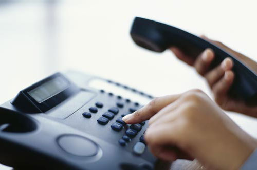 telefone pessoa ligando - Procon e CDL Guarapari alertam população sobre nova onda de golpe da lista telefônica