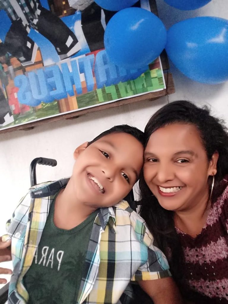 Mãe pede ajuda para seguir com o tratamento de fisioterapia do filho especial em Guarapari