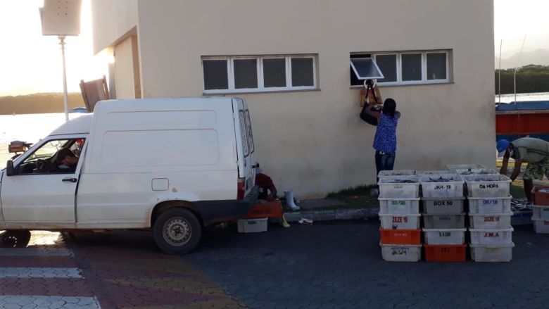Fechados, banheiros do Canal de Guarapari viram extensão de peixaria