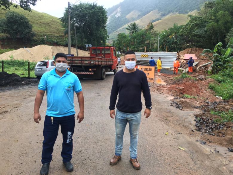 Alfredo Chaves: chuva destrói passarela e interrompe abastecimento de água