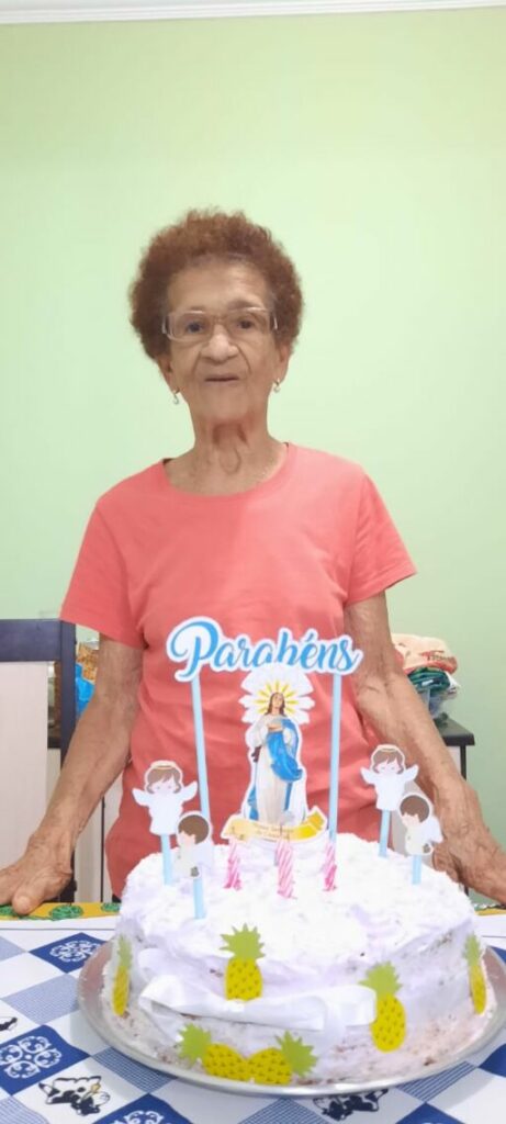 Professora que lecionou por mais de meio século celebra 84 anos, em Guarapari