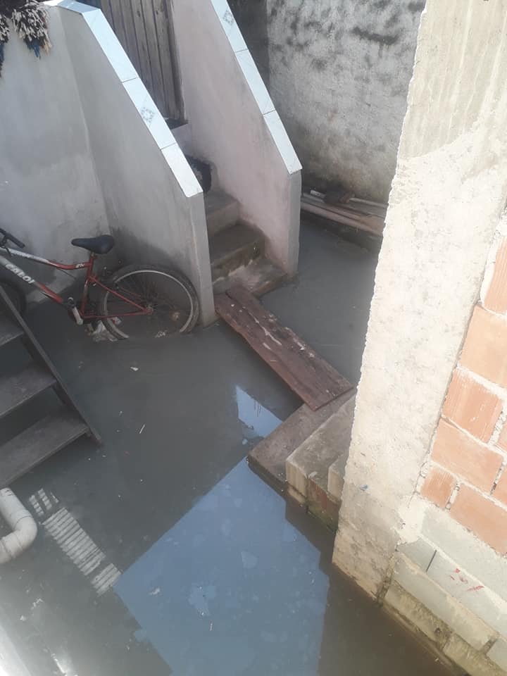 Guarapari: Esgoto “invade” há anos casa em Itapebussu; moradora pede solução