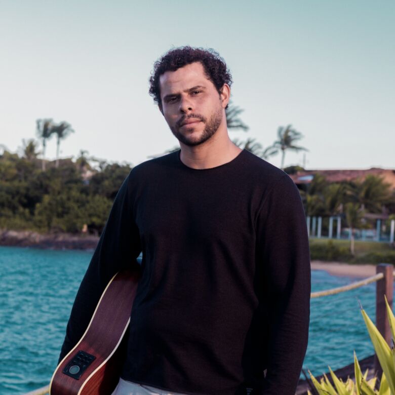 Cantor capixaba grava clipe em praia de Guarapari