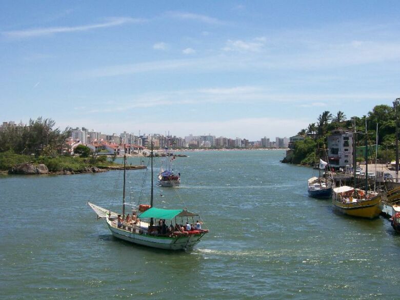 Travessia em mini barco ligando a Prainha ao Porto das Escunas