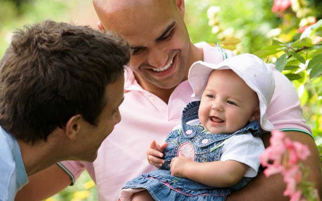 Artigo: Existe lei para adoção por casais homoafetivos?