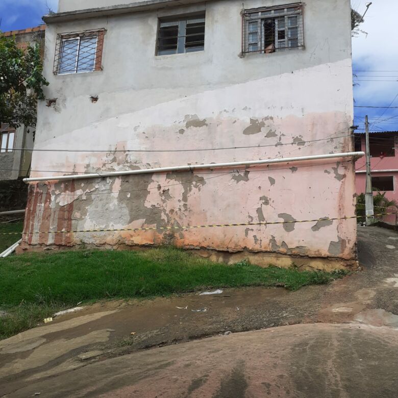 predio - Guarapari: Imóvel no Jabaraí corre risco de desabamento e vizinha cobra solução