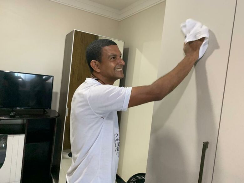 Homem faz sucesso como faxineiro em Guarapari
