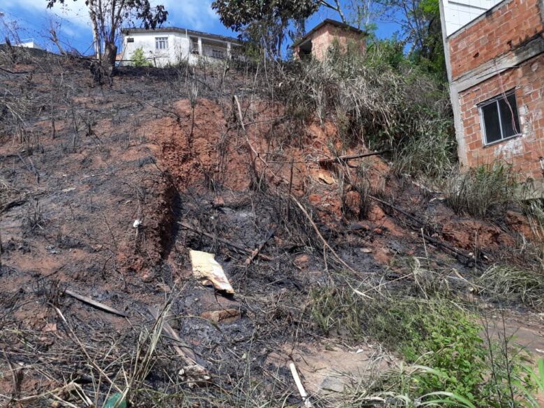 Fogo atinge vegetação no Morro do Atalaia em Guarapari