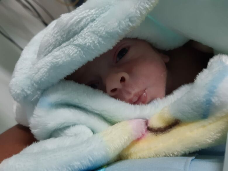 Benjamin - Bebê prematuro recebe alta e pais agradecem atendimento do Hifa Guarapari