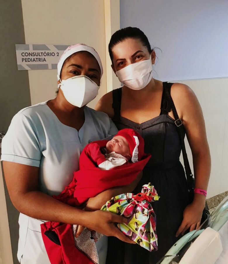 Benjamin1 - Bebê prematuro recebe alta e pais agradecem atendimento do Hifa Guarapari
