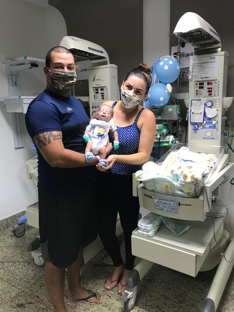 Bebê prematuro recebe alta e pais agradecem atendimento do Hifa Guarapari