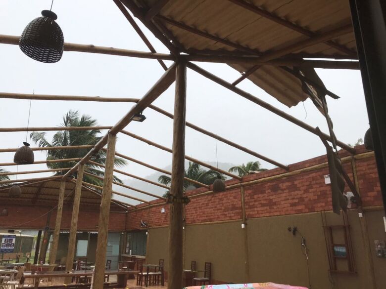Chuva e vento destroem refeitório de fábrica, em Guarapari