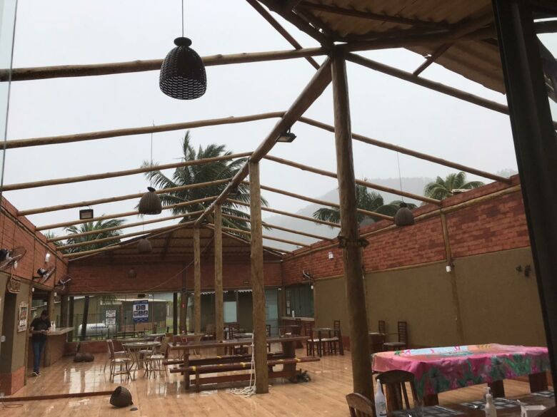 Chuva e vento destroem refeitório de fábrica, em Guarapari