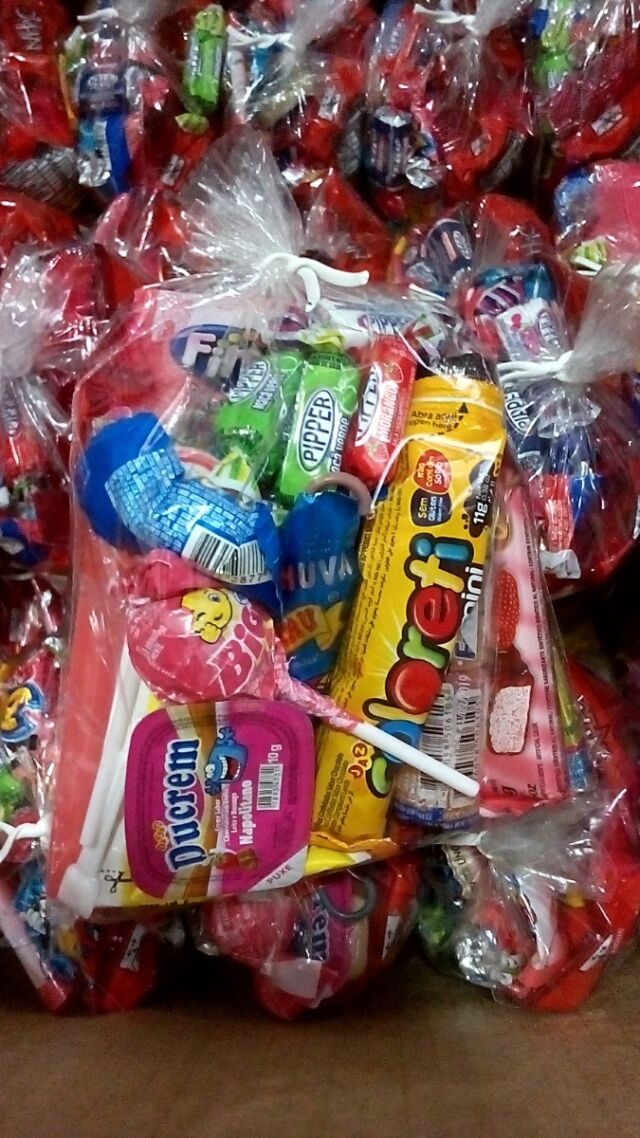 Guarapari: moradores de Santa Mônica pedem doações de doces para o Dia das Crianças