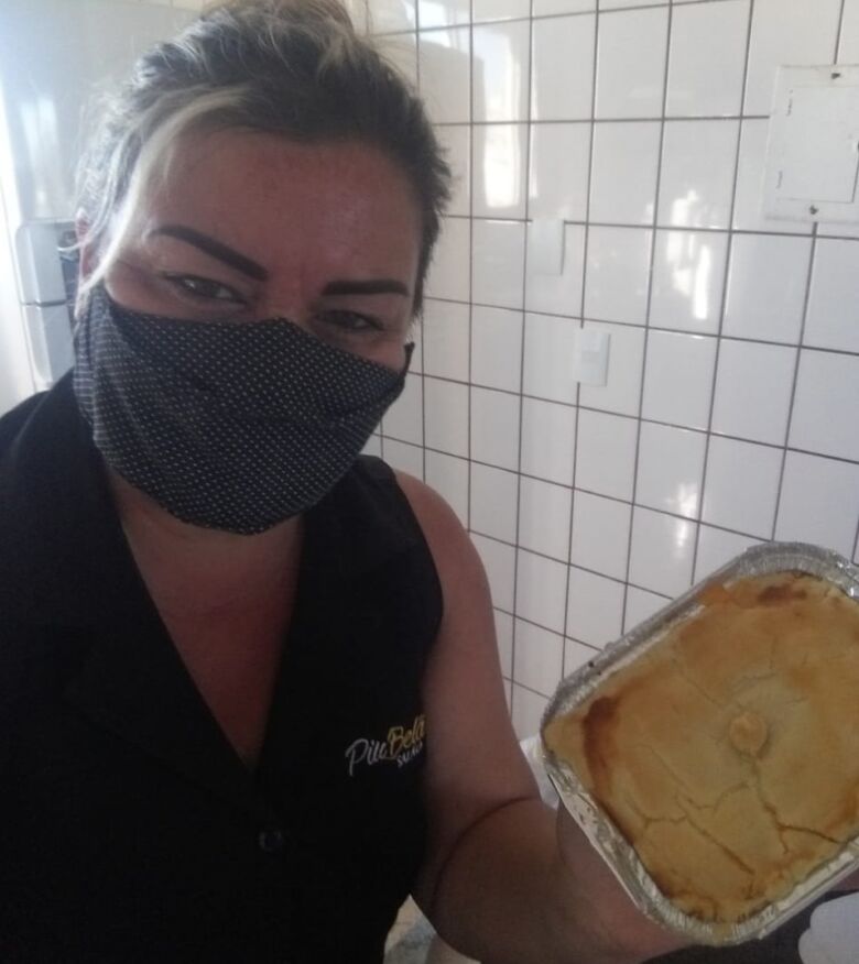“Me reinventei”, diz cabeleireira de Guarapari que passou a vender quitutes durante pandemia