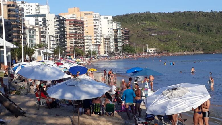 praia cheia 2 - Feriado: Em meio à pandemia, Guarapari tem praias cheias