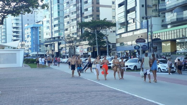 praia cheia 3 - Feriado: Em meio à pandemia, Guarapari tem praias cheias