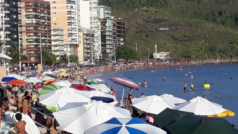 praia cheia feriado - Espírito Santo é destaque na retomada da economia do turismo