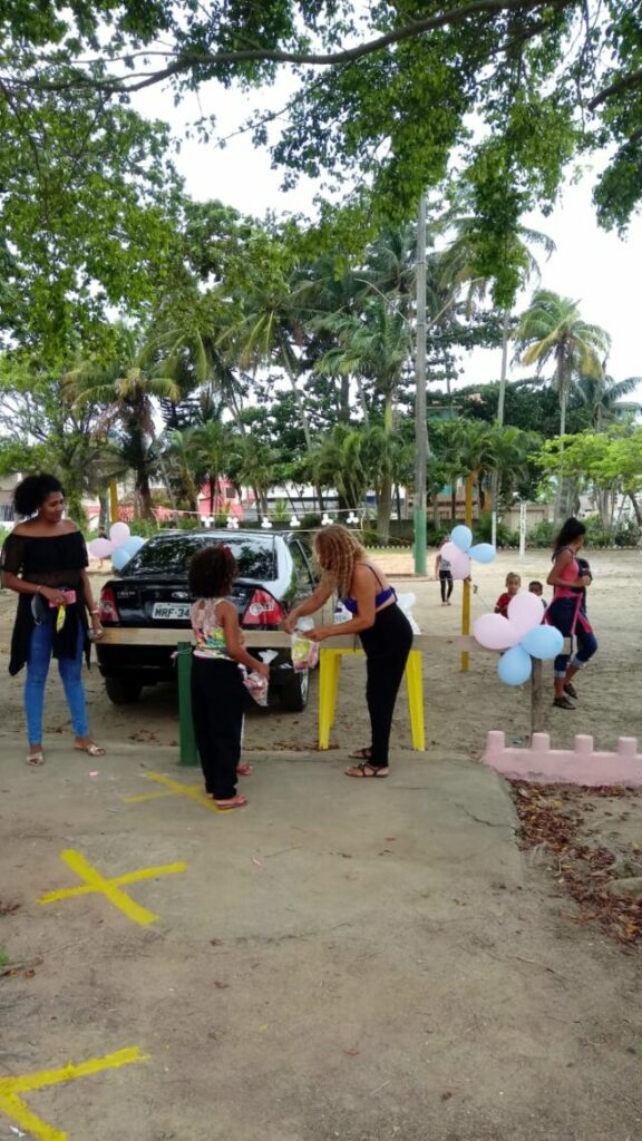 Guarapari: moradores de Santa Mônica distribuem doces pelo Dia das Crianças
